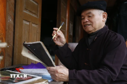 Ở tuổi 76, Nghệ nhân Nhân dân Sầm Văn Dừn vẫn miệt mài nghiên cứu, phục dựng và bảo tồn giá trị bản sắc văn hóa dân tộc. (Ảnh: Nam Sương/TTXVN)