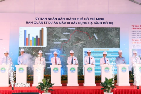 Bí thư Thành ủy Thành phố Hồ Chí Minh Nguyễn Văn Nên cùng các đại biểu thực hiện nghi thức khởi công dự án. (Ảnh: Tiến Lực/TTXVN)
