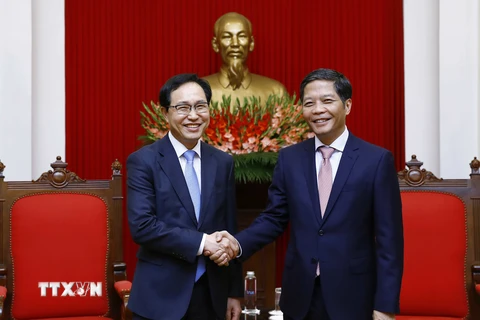 Trưởng Ban Kinh tế Trung ương Trần Tuấn Anh tiếp Tổng Giám đốc Tổ hợp Samsung Việt Nam Choi Joo-ho. (Ảnh: An Đăng/TTXVN)