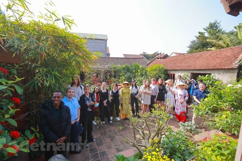 Du khách quốc tế tham quan các ngôi nhà cổ tại Đường Lâm. (Ảnh: Minh Sơn/Vietnam+)
