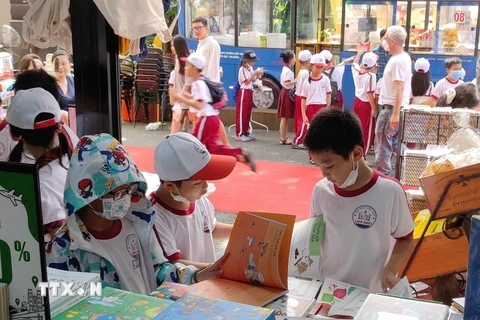 Các em học sinh đọc sách tại Đường sách Thành phố Hồ Chí Minh. (Ảnh: TTXVN phát) 