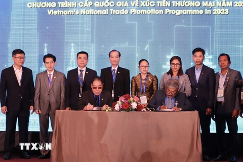 Hiệp hội Điều Việt Nam ký kết biên bản hợp tác cung ứng nguyên liệu với Hiệp hội Điều Campuchia tại hội nghị. (Ảnh: Xuân Anh/TTXVN)