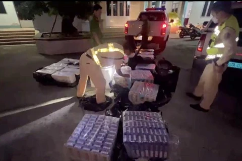 Bắt vụ buôn lậu gần 11.000 bao thuốc lá trên cao tốc TP.HCM-Mỹ Thuận