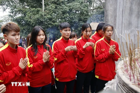 Các cầu thủ Đội tuyển Bóng đá nữ U20 Việt Nam dâng hương tưởng niệm các Vua Hùng tại Đền Thượng. (Ảnh: Trung Kiên/TTXVN) 