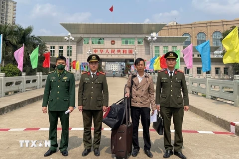 Zhang Jin Song (34 tuổi), bị trục xuất do vi phạm quy định pháp luật về xuất nhập cảnh của Việt Nam. (Ảnh: TTXVN phát)