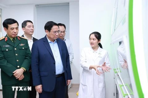 Thủ tướng Phạm Minh Chính thăm các đơn vị nghiên cứu, sản xuất trong Trung tâm Đổi mới sáng tạo Quốc gia (NIC). (Ảnh: Dương Giang/TTXVN) 