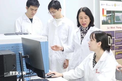 Giáo sư-Tiến sỹ Lê Minh Thắng hướng dẫn sinh viên trong phòng thí nghiệm. (Ảnh: Phương Hoa/TTXVN) 