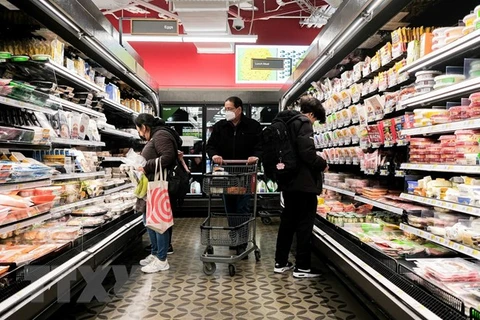 Người tiêu dùng mua sắm tại một cửa hàng ở Queens, New York, Mỹ. (Nguồn: THX/TTXVN)