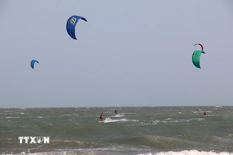 Biển Mũi Né luôn luôn có gió mạnh và những con sóng lớn phù hợp môn thể thao mạo hiểm trên biển, đặc biệt là chơi lướt ván diều. (Ảnh: Nguyễn Thanh/TTXVN)