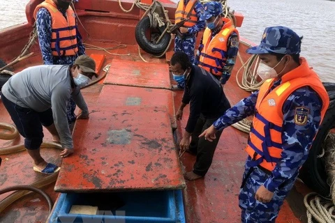 Cảnh sát biển kiểm tra tàu chở dầu DO bất hợp pháp trên vùng biển Tây Nam. (Ảnh: TTXVN phát)