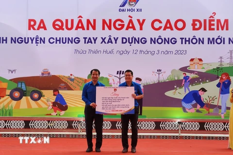 Bí thư Ban chấp hành Trung ương Đoàn Ngô Văn Cương trao hỗ trợ cho Tỉnh Đoàn Thừa Thiên-Huế. (Ảnh: Mai Trang/TTXVN)