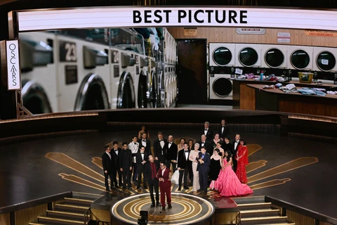 Cặp đôi đạo diễn Daniel Scheinert (trái, trước) và Daniel Kwan (phải, trước) phát biểu sau khi đoạt giải Phim xuất sắc nhất cho Everything Everywhere All at Once tại lễ trao giải Oscar ở Los Angeles, Mỹ ngày 13/3/2023. (Nguồn: AFP/TTXVN)