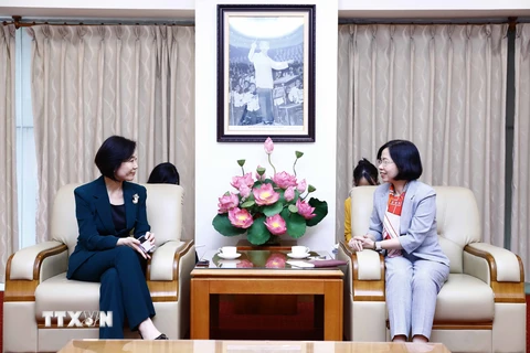 Tổng Giám đốc Thông tấn xã Việt Nam Vũ Việt Trang tiếp Đại sứ Hàn Quốc Oh Young-ju. (Ảnh: An Đăng/TTXVN) 