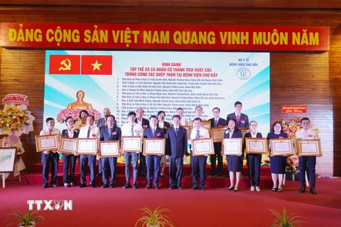 Khen thưởng các cá nhân có nhiều đóng góp trong công tác ghép thận của Bệnh viện Chợ Rẫy, Thành phố Hồ Chí Minh. (Ảnh: Đinh Hằng/TTXVN)
