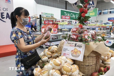 Đa dạng sản phẩm thuộc ngành hàng trái cây Hàn Quốc được bày bán với giá ưu đãi, giảm giá, tại siêu thị Thành phố Hồ Chí Minh. (Ảnh: Mỹ Phương/TTXVN)