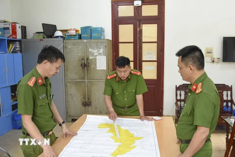 Trung úy Thào A Khư (ở giữa) và cán bộ, chiến sỹ Đội Cảnh sát Kinh tế-Ma túy Công an huyện Điện Biên trao đổi kế hoạch trước mỗi chuyến đánh án. (Ảnh: Xuân Tư/TTXVN)