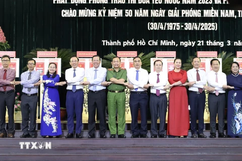Lãnh đạo Thành phố Hồ Chí Minh cùng lãnh đạo các sở ngành thực hiện cam kết giao ước thi đua năm 2023. (Ảnh: Xuân Anh/TTXVN)