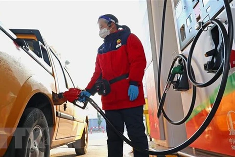 Bơm xăng cho các phương tiện tại một cây xăng ở tỉnh Giang Tô, Trung Quốc. (Nguồn: AFP/TTXVN)