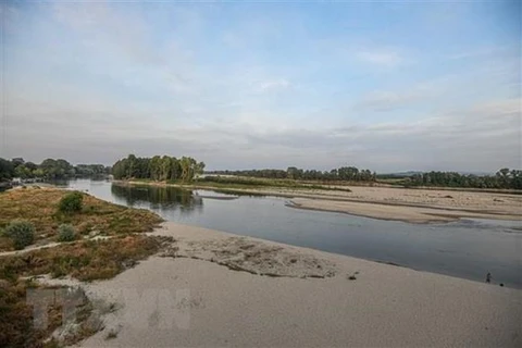 Sông Po ở gần Linarolo, phía nam Pavia, Italy, khô cạn do hạn hán. (Ảnh: AFP/TTXVN) 