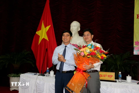 Lãnh đạo Hội đồng Nhân dân tỉnh Bình Thuận tặng hoa chúc mừng ông Nguyễn Hồng Hải (bên phải) được bầu giữ chức Phó Chủ tịch UBND tỉnh Bình Thuận. (Ảnh: Nguyễn Thanh/TTXVN) 