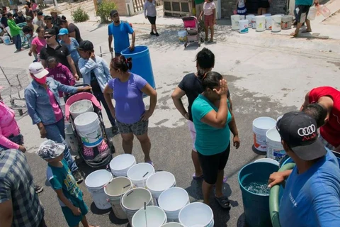 Xếp hàng lấy nước sạch ở Mexico. (Nguồn: AFP/Getty)