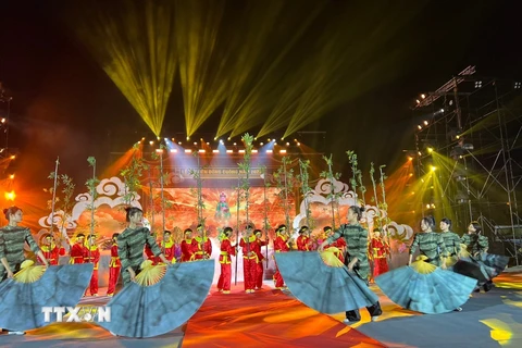 Tiết mục biểu diễn văn hóa văn nghệ đặc sắc do đạo diễn Lê Thế Song làm Tổng đạo diễn chương trình tại lễ công bố quyết định ghi danh Lễ hội đền Đông Cuông, huyện Văn Yên vào danh mục Di sản văn hóa phi vật thể quốc gia. (Ảnh: Tuấn Anh/TTXVN) 