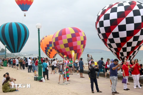 Ngày hội khinh khí cầu tại Phan Thiết chào mừng sự kiện Năm Du lịch quốc gia 2023 Bình Thuận - Hội tụ xanh. (Ảnh: Nguyễn Thanh/TTXVN) 