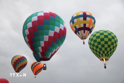 25 khinh khí cầu đủ màu sắc được bay neo lơ lửng tại chỗ để du khách ngắm nhìn và chụp ảnh. (Ảnh: Nguyễn Thanh/TTXVN) 