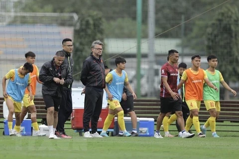 Huấn luyện viên Troussier và trợ lý theo dõi các cầu thủ U23 tập luyện. (Ảnh: Minh Quyết/TTXVN)