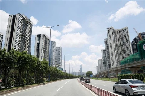 Nhiều chung cư cao tầng dọc 2 bên Xa lộ Hà Nội, thành phố Thủ Đức (Thành phố Hồ Chí Minh). (Ảnh: Hồng Đạt/TTXVN)