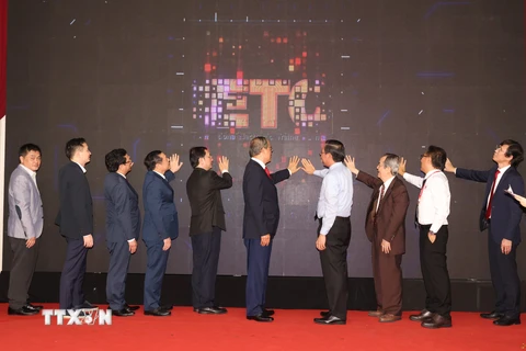 Các đại biểu thực hiện nghi thức lễ ra mắt, đưa vào hoạt động Trung tâm Đào tạo Điện tử Quốc tế (IETC) tại Thành phố Hồ Chí Minh. (Ảnh: Anh Tuấn/TTXVN)