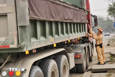 Cảnh sát giao thông Công an thành phố Hà Nội đã phát hiện nhiều phương tiện chở quá tải, cơi nới thành thùng xe. (Ảnh:TTXVN phát)