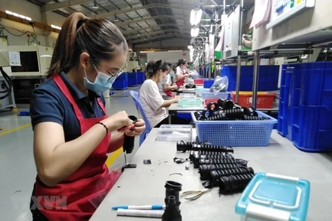 Công nhân hoàn thiện linh kiện giảm chấn băng cao su kỹ thuật cao tại nhà máy của Công ty TNHH Tương Lai tại Đồng Nai. (Ảnh: Minh Hưng/TTXVN) 