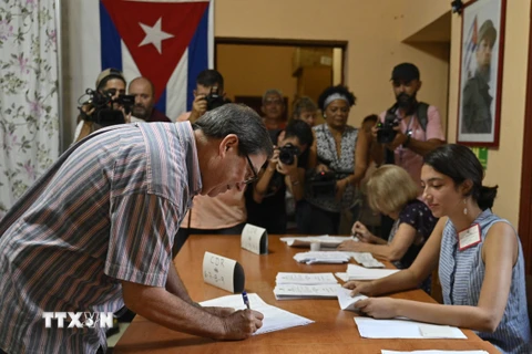 Ngoại trưởng Cuba Bruno Rodriguez (trái) tại điểm bầu cử Quốc hội ở La Habana ngày 26/3/2023. (Nguồn: AFP/TTXVN)
