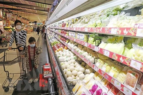 Người dân mua sắm tại siêu thị Aeon Long Biên, Hà Nội. (Ảnh: Trần Việt/TTXVN) 