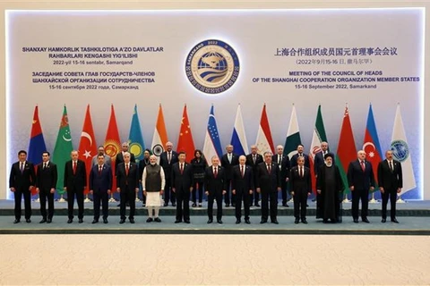 Các đại biểu chụp ảnh chung tại Hội nghị thượng đỉnh Tổ chức Hợp tác Thượng Hải (SCO) ở Samarkand, Uzbekistan ngày 16/9/2022. (Ảnh: AFP/TTXVN)