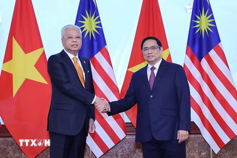 Thủ tướng Phạm Minh Chính và Thủ tướng Malaysia Dato’ Sri Ismail Sabri bin Yaakob chụp ảnh chung. (Ảnh: Dương Giang/TTXVN)