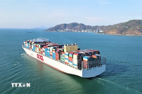 Siêu tàu container M/V OOCL SPAIN hành trình từ phao số 0 vào cảng Gemalink (cụm cảng Cái Mép-Thị Vải, thị xã Phú Mỹ, tỉnh Bà Rịa-Vũng Tàu). (Ảnh: TTXVN phát) 