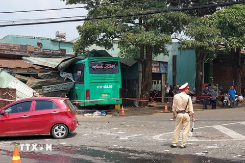Hiện trường vụ tai nạn giao thông xảy ra tại Ngã 3 La Sơn, Phường Chi Lăng, thành phố Pleiku, tỉnh Gia Lai. (Ảnh: Quang Thái/TTXVN)