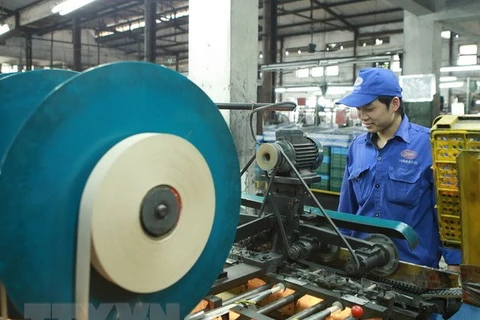 Sản xuất pin tại Công ty Cổ phần Pin Hà Nội (Tập đoàn Hóa chất Việt Nam). (Ảnh: Hoàng Hùng/TTXVN) 
