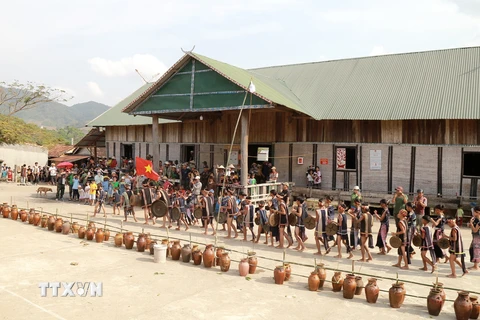 Lễ cúng Sơmă Kơcham hay còn gọi là lễ cúng sân, là lễ cúng lớn trong năm của người Bahnar tại làng Prăng, xã Đăk Tơ Pang, huyện Kông Chro, tỉnh Gia Lai. (Ảnh: Quang Thái/TTXVN) 