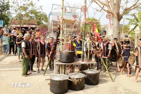 Hội đồng già làng của làng Prăng gồm 9 thành viên uy tín đứng ra làm lễ cúng Sơmă Kơcham. (Ảnh: Quang Thái/TTXVN) 