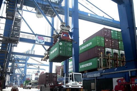 Hoạt động bốc dỡ hàng hóa xuất nhập khẩu tại Tân Cảng Cát Lái. (Ảnh: Hồng Đạt/TTXVN) 