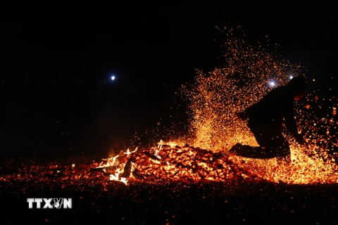 Hình ảnh đặc sắc trong lễ Nhảy lửa của người Pà Thẻn ở huyện Lâm Bình. (Ảnh: Nam Sương/TTXVN) 
