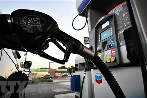 Một trạm xăng ở Los Angeles, California, Mỹ. (Ảnh: AFP/TTXVN) 