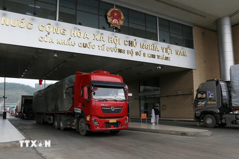 Hoạt động xuất nhập khẩu tại cửa khẩu quốc tế đường bộ số II Kim Thành, tỉnh Lào Cai. (Ảnh: Quốc Khánh/TTXVN)