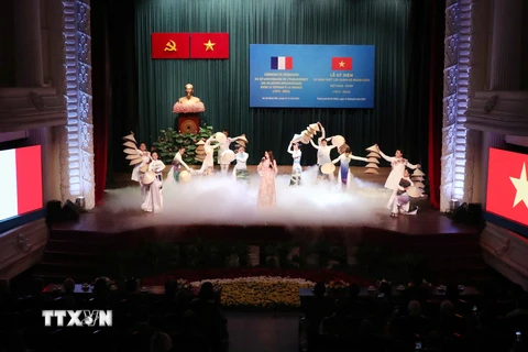 Chương trình biểu diễn văn nghệ chào mừng tại lễ kỷ niệm 50 năm thiết lập quan hệ ngoại giao Việt Nam-Pháp ở Thành phố Hồ Chí Minh . (Ảnh: Xuân Khu/TTXVN) 