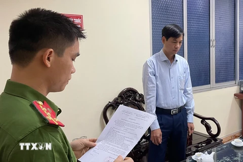 Công an tỉnh Cao Bằng đọc lệnh bắt tạm giam ông Nguyễn Trọng Phùng, Phó Giám đốc Sở tài nguyên và môi trường Cao Bằng. (Ảnh: TTXVN phát)