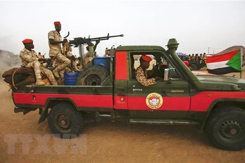 Các thành viên Lực lượng hỗ trợ nhanh (RSF) tuần tra tại làng Qarri, cách thủ đô Khartoum của Sudan 90km về phía Bắc. (Nguồn: AFP/TTXVN)