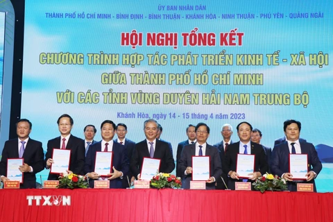 Lãnh đạo Thành phố Hồ Chí Minh và 6 tỉnh duyên hải Nam Trung Bộ ký kết hợp tác phát triển kinh tế-xã hội giai đoạn 2023-2025. (Ảnh: Tiên Minh/TTXVN)